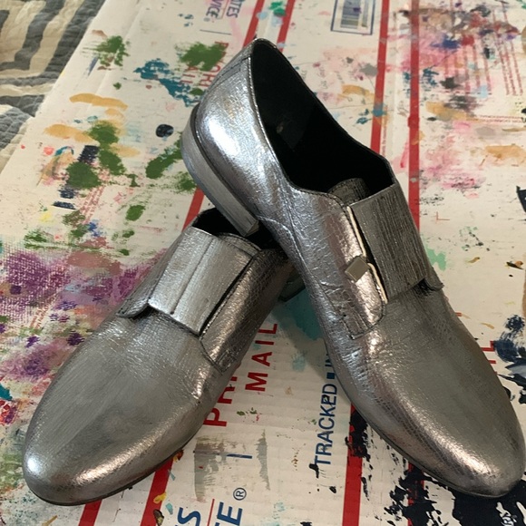 Silver Leather Manila Grace’s - Picture 1 of 3